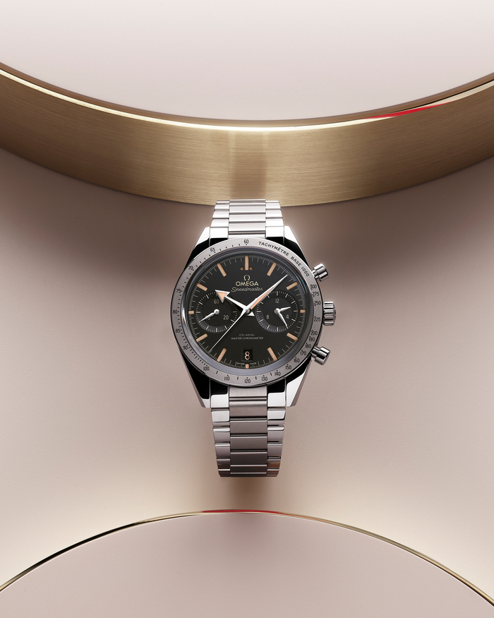 欧米茄超霸’57腕表搭配黑色表盘