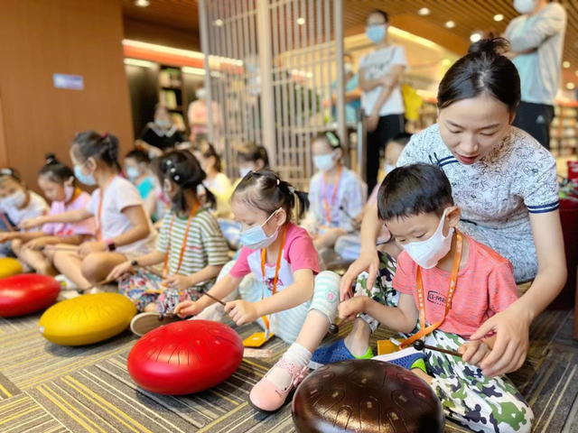 7月31日，光谷书房·未来科技城分馆举办空灵鼓亲子体验活动