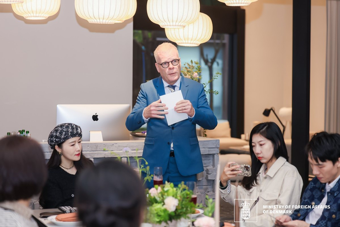 　　丹麦王国驻沪总领事魏鸣珂阁下与20位媒体人出席了“A Taste of Denmark”主题午宴