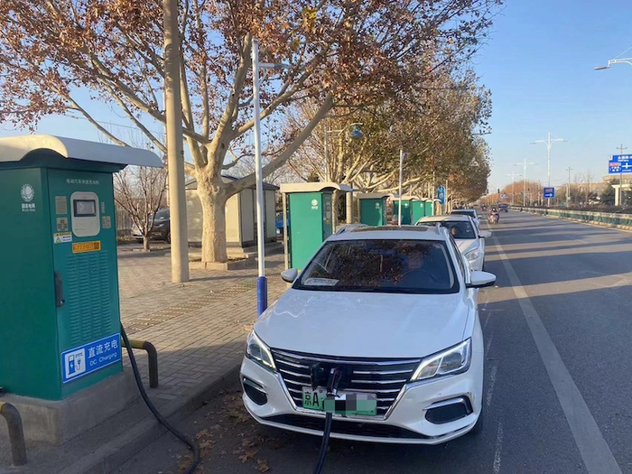 北京市通州区某公共充电站 图片来源：时代财经摄