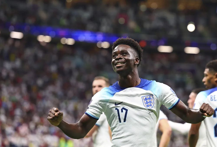 12月4日，萨卡在比赛中庆祝进球。新华社记者丁旭摄