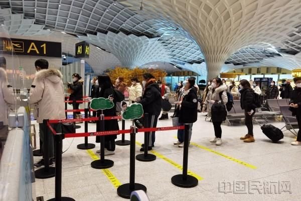 保障学生返乡（姚静波/摄）