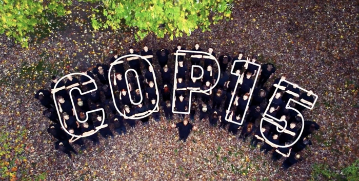  ©联合国|编舞家Sadeckw和伯德学院的学生创造了一个编舞 “人类杂音”。以表达世界各国领导人必须在COP15会议上共同努力的期待