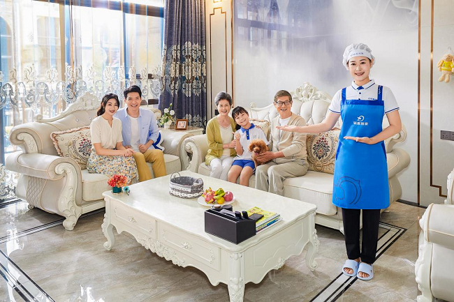 　　图为轻喜到家服务人员服务场景