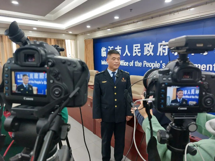 新闻发布会后，临沂公交集团驾驶员宋春玉接受记者采访。