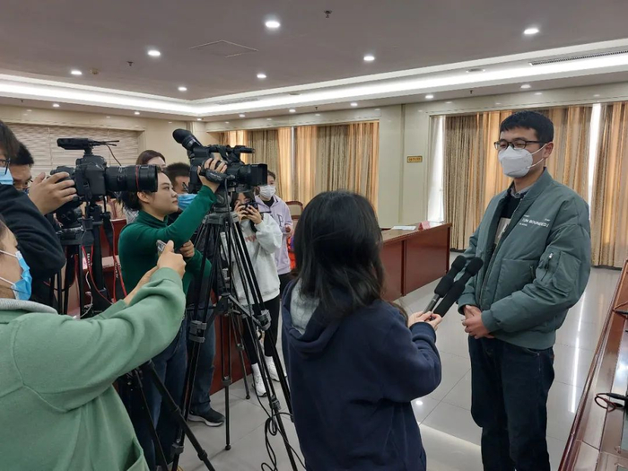 新闻发布会后，天源国际物流有限公司园区经理刘鲁峰接受记者采访。