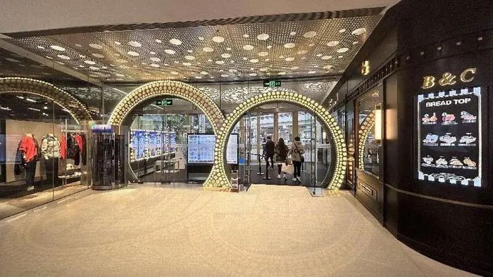 出入口的炫彩月亮门。