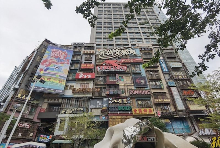 在深圳文和友布满招牌的外部墙上依稀可见昔日盛况，但如今大部分招牌所属商铺已撤出