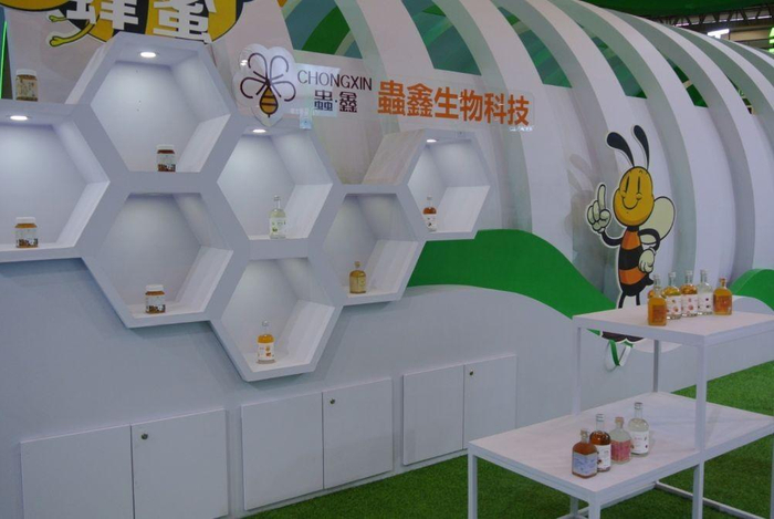 　　第八届成都国际都市现代农业博览会参展企业产品展示现场