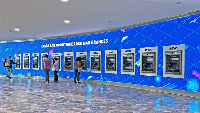 在BBVA墨西哥银行网点的广电运通智能设备