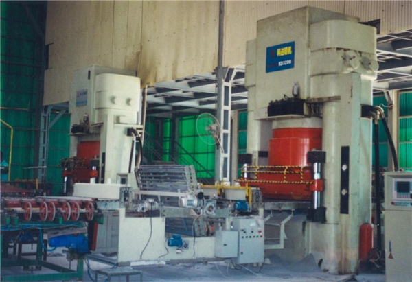　　KD3200大吨位压机攻克了陶瓷整线全套设备国产化的最后一座堡垒