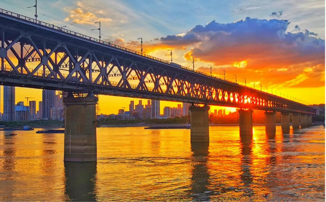 （落日余晖下的长江大桥，图片来自长江头条用户@霞影）