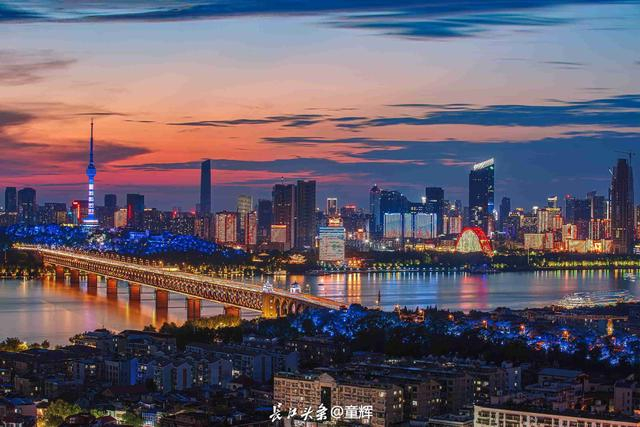 （夜色中的长江大桥，图片来自长江头条用户@童辉）