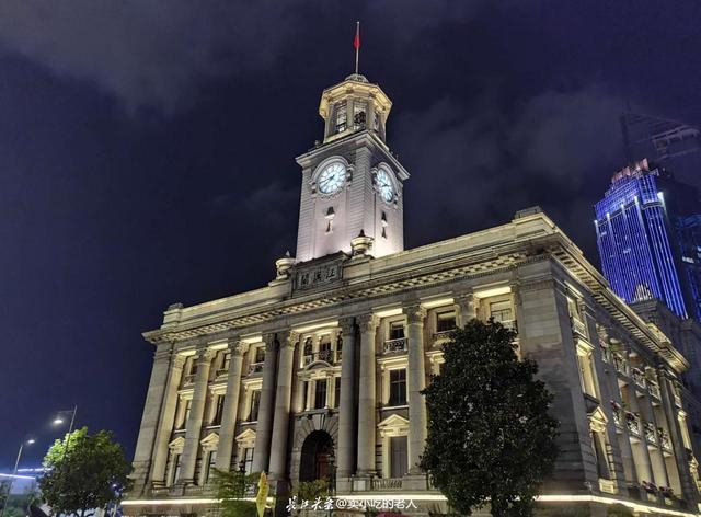 （夜幕下的江汉关，图片来自长江头条用户@卖小吃的老人）