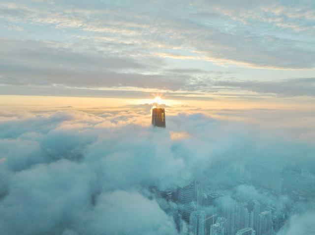 （云层之中的武汉绿地中心，图片来自长江头条用户@龚建国）