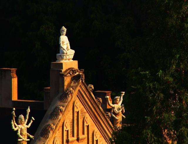 （古德寺上的佛像，图片来自长江头条用户@缪德杰）