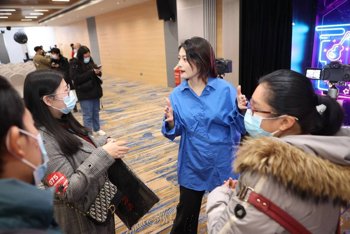 　　图8 学员在氛围感人像体验区体验拍摄