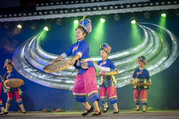 　　肇兴侗寨侗年期间歌舞表演 摄影 壹米网线