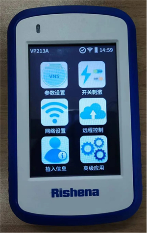 　　靳俊功医生为小帅进行远程程控