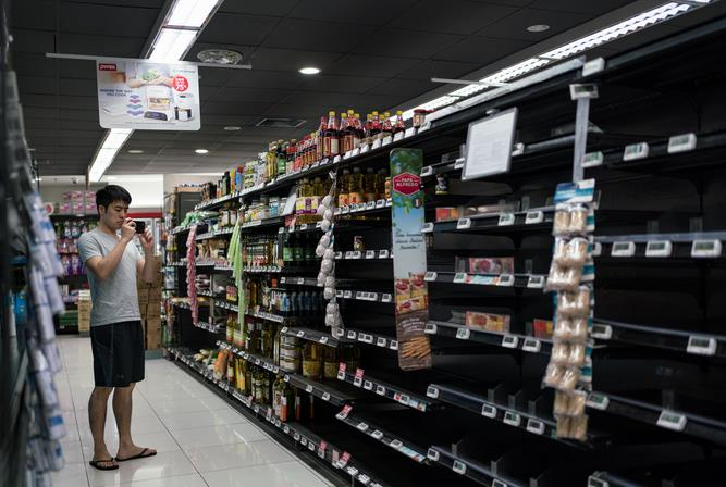 抢购物资也是各国民众在疫情爆发期间的常态。（图源：新加坡政府官网，Yoricko Liu摄）