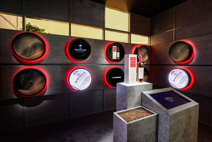 　　烘焙空间中，烘烤过的熟咖啡豆散发独特的香气