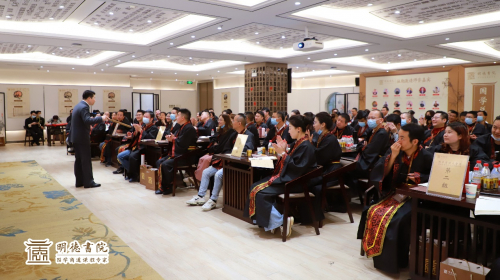 　　图：明德书院「国学商道大智慧」授课现场