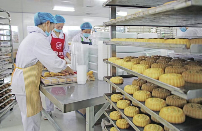 工人在永城市卢师傅食品车间加工月饼。孙海峰  摄