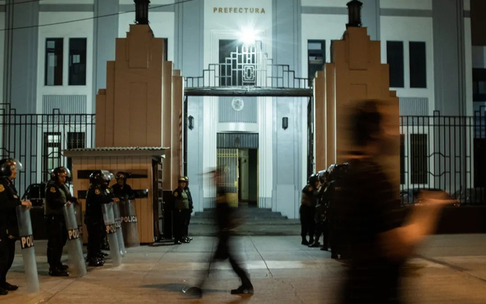 当地时间2022年12月7日，秘鲁利马，秘鲁前总统佩德罗·卡斯蒂略在被弹劾和逮捕后，警察守卫在利马。图/视觉中国