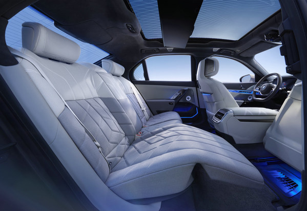 　　头等舱级座椅及一体式腿托