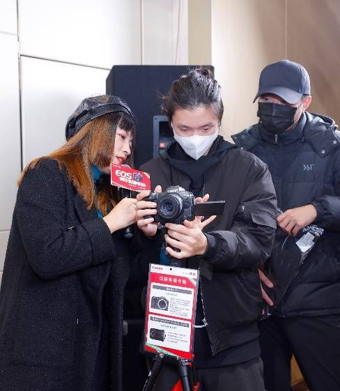 图11 佳能大篷车青年讲师王莲在体验区教拍