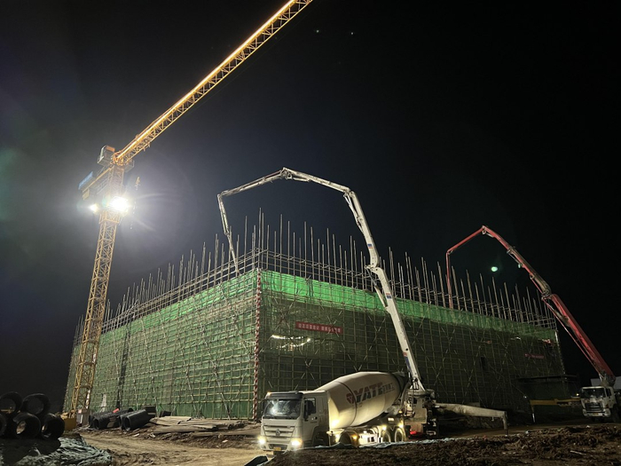 河南质量工程职业学院舞钢校区项目工地夜间加紧施工。杨德坤  摄