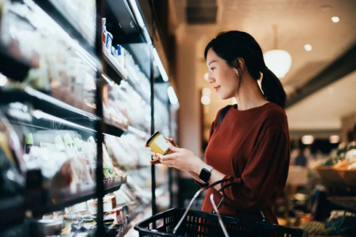 　　在生活消费领域,信用卡仍是许多人的优先选择