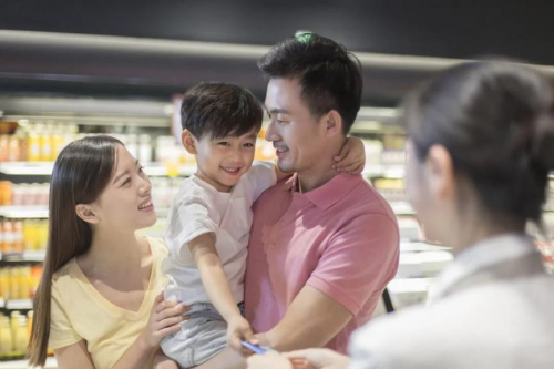 　　信用卡作为市场中的新生事物,逐渐被国人接受