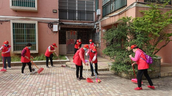 △ 南亭社区老年人志愿者参加爱国卫生大行动