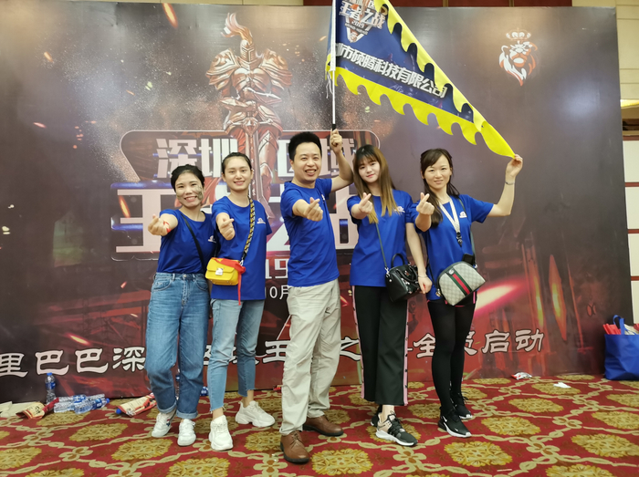 　　图注：深圳硕腾科技老板罗畅和员工参加活动