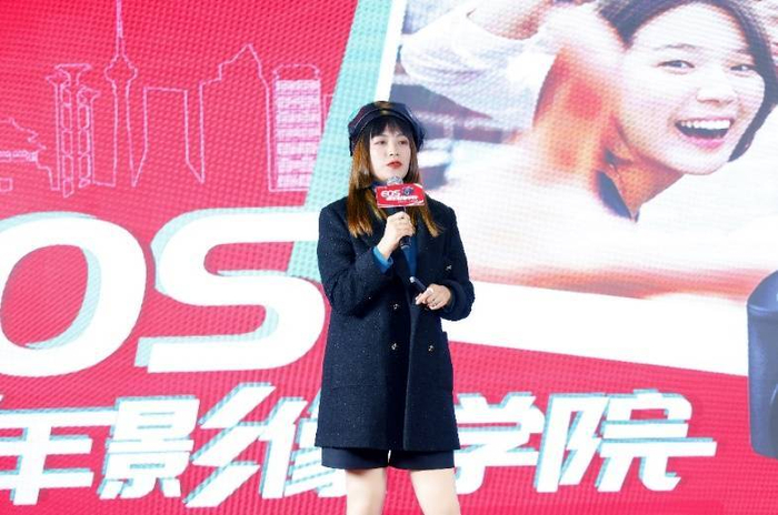 图2 佳能大篷车青年讲师王莲授课