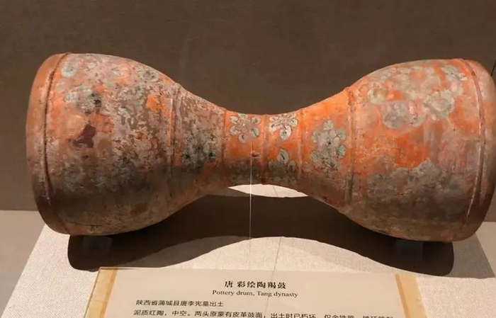 ▲彩绘陶羯鼓，玄宗大哥宁王李宪墓出土，现藏陕西考古博物馆。史书记载李宪亦通晓音律，善吹横笛。