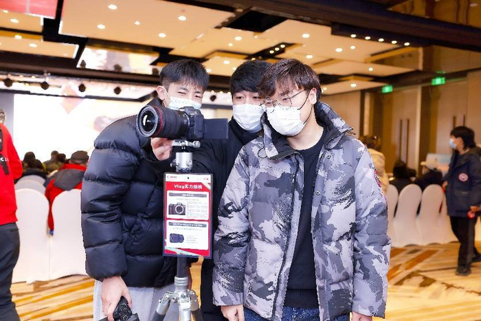 图6 学员在Vlog视频体验区体验拍摄