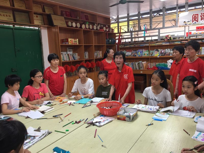 △ 南亭社区居民、退休教师黄丽群同志带领“稻草人”志愿者守护未成年人