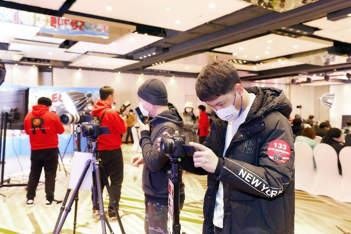 图5 学员在旅行暗光体验区拍摄