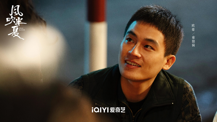 欧豪尽量让自己沉浸在那个年代，以便塑造出生动鲜活的角色。