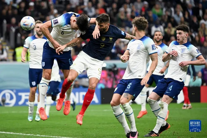 　12月10日，法国队球员吉鲁（左三）在比赛中头球攻门得分。新华社记者 李尕 摄