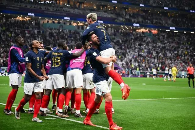 12月10日，法国队球员吉鲁（右二）在比赛中进球后与队友格列兹曼（右一）庆祝。新华社记者 李尕 摄