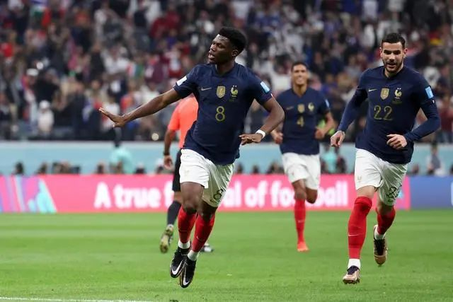 ↑法国队球员琼阿梅尼（左）在比赛中进球后庆祝。新华社记者 李明 摄