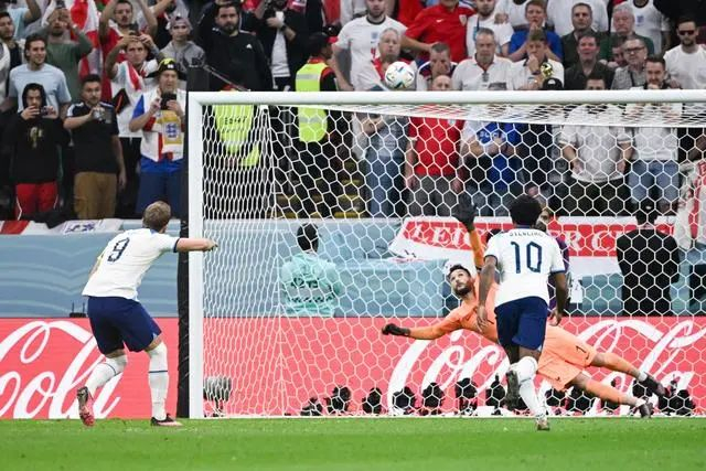 12月10日，英格兰队球员凯恩（左）在比赛中射失点球。新华社记者 李尕 摄