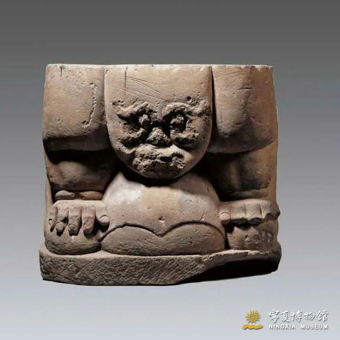 ▲1974年，宁复银川西夏陵区6号陵出土的石雕力士志文支座，座顶左上角阴刻西夏文三行，计15个字。图片来源：宁夏博物馆