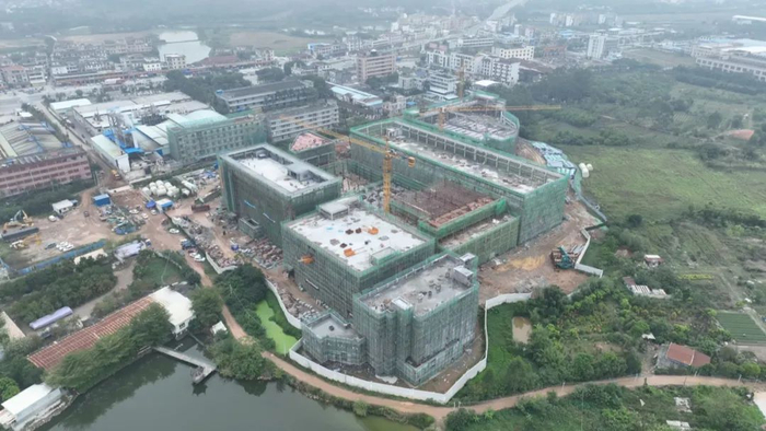 △位于肇庆市高要区的金晟新能源增资扩产首期项目建设现场。图源 高要发布