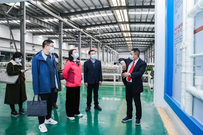 　　▲武汉宜化总经理唐化武接受媒体采访
