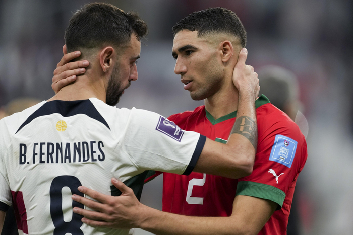 ▲北京时间2022年12月11日，葡萄牙队球员布鲁诺·费尔南德斯与摩洛哥队球员阿什拉夫（右）在赛场上。图/新华社