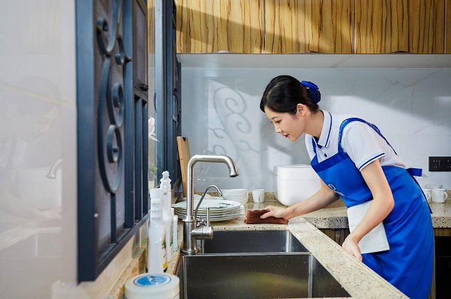 　　图为轻喜到家保洁师打扫厨房